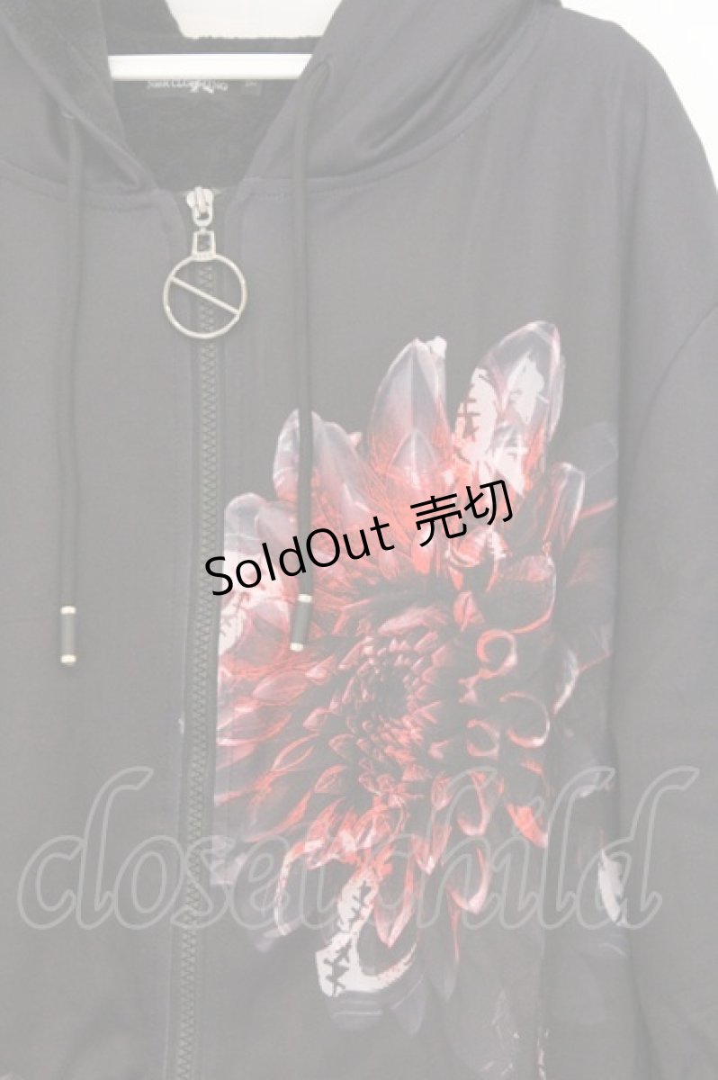 画像2: NieR Clothing / 内側ふわもこZIPパーカー F ブラック×レッド花柄 O-26-03-13-054-PU-CO-OW-ZT550 (2)