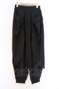 NieR Clothing / バックプリントパンツ A ブラック×ロゴ O-26-03-13-064-PU-PA-OW-OS