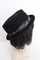 画像4: axes femme / プリントリボンポークパイハット  クロ O-26-03-13-1009-AX-AC-IG-ZTK048 (4)