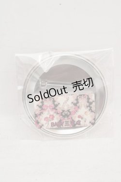 画像2: ALICE and the PIRATES / クリスの百鬼夜行〜宵に咲き誇る妖の華〜柄 クリスとガシャドクロ缶バッジ  アイボリー系 O-26-03-13-1022-PA-ZA-OW-OS