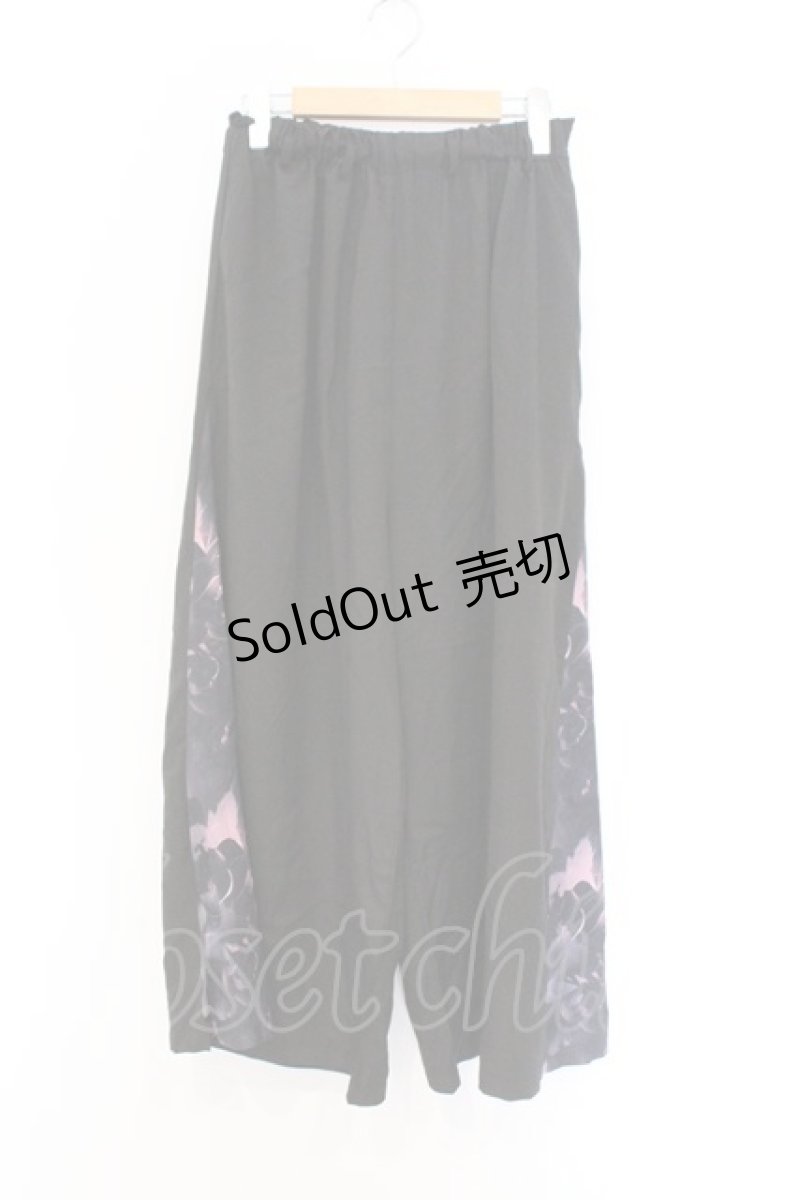 画像1: NieR Clothing / サイド柄切替ワイドパンツ F ブラック×ピンク花柄 O-26-03-13-008-PU-PA-OW-OS (1)