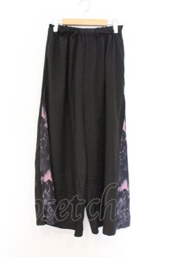 画像1: NieR Clothing / サイド柄切替ワイドパンツ F ブラック×ピンク花柄 O-26-03-13-008-PU-PA-OW-OS