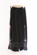 NieR Clothing / サイド柄切替ワイドパンツ F ブラック×ピンク花柄 O-26-03-13-010-PU-PA-OW-OS