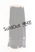 NieR Clothing / サイド柄切替ワイドパンツ F ブラック×ピンク花柄 O-26-03-13-010-PU-PA-OW-OS