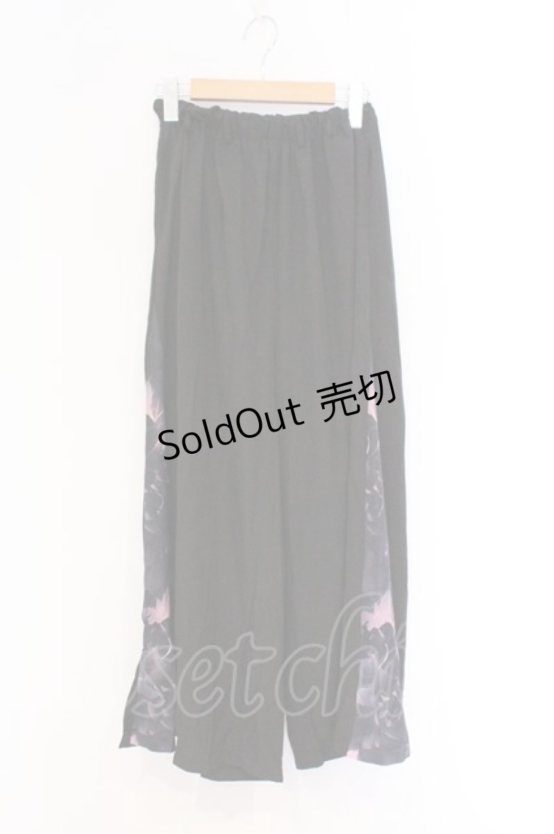 画像1: NieR Clothing / サイド柄切替ワイドパンツ F ブラック×ピンク花柄 O-26-03-13-010-PU-PA-OW-OS (1)
