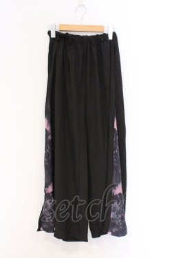 画像1: NieR Clothing / サイド柄切替ワイドパンツ F ブラック×ピンク花柄 O-26-03-13-010-PU-PA-OW-OS
