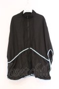 NieR Clothing / 月齢刺繍ラインブルゾン F ブラック×サックスライン O-26-03-13-012-PU-TO-OW-OS