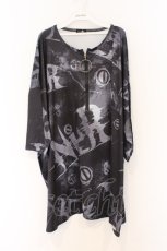 画像1: NieR Clothing / 転写ptハーフZIPプルオーバー F ブラック×ロゴプリント O-26-03-13-026-PU-TO-OW-ZT526 (1)