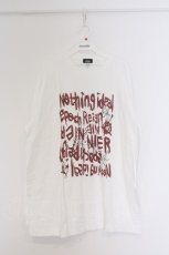 画像1: NieR Clothing / 総柄転写カットソー XL ホワイト 英字ロゴレッド O-26-03-14-1005-PU-TO-IG-OS (1)