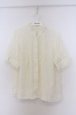 画像1: axes femme / ブローチ付スタンドカラーブラウス【ブローチ欠品】  オフシロ O-26-03-14-1085-AX-BL-IG-OS (1)