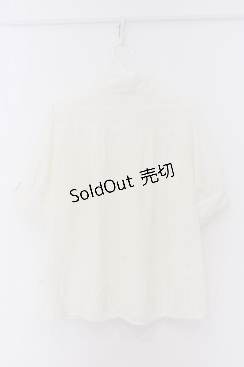 画像3: axes femme / ブローチ付スタンドカラーブラウス【ブローチ欠品】  オフシロ O-26-03-14-1085-AX-BL-IG-OS (3)