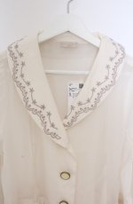 画像2: axes femme POETIQUE / 刺繍襟シアーロングコート  アイボリー O-26-03-16-043-AX-OP-IG-OS (2)