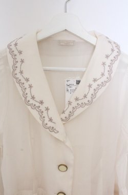 画像2: axes femme POETIQUE / 刺繍襟シアーロングコート  アイボリー O-26-03-16-043-AX-OP-IG-OS