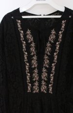 画像2: axes femme / 胸元刺繍レースワンピース  クロ O-26-03-16-067-AX-OP-IG-OS (2)
