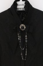 画像2: MARBLE / カメオタイ付きパールデコレーションクラシックブラウス M ブラック O-26-03-16-097-GO-BL-OW-OS (2)