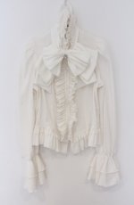 画像1: MARBLE / カメオ付きリボンタイフリルブラウス  ホワイト O-26-03-16-098-GO-BL-OW-OS (1)