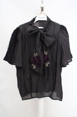 画像1: axes femme / 紫陽花装飾リボンブラウスプルオーバー  クロ O-26-03-18-043-AX-TO-IG-OS