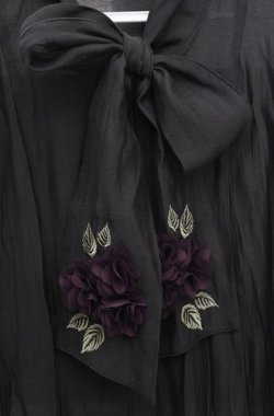 画像2: axes femme / 紫陽花装飾リボンブラウスプルオーバー  クロ O-26-03-18-043-AX-TO-IG-OS