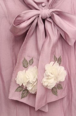 画像2: axes femme / 紫陽花装飾リボンブラウスプルオーバー  ラベンダー O-26-03-18-044-AX-TO-IG-OS