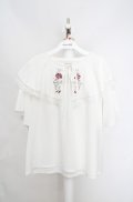 axes femme / 刺繍入ケープブラウス F シロ O-26-03-18-048-AX-BL-IG-OS