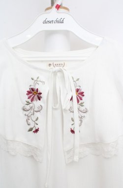 画像2: axes femme / 刺繍入ケープブラウス F シロ O-26-03-18-048-AX-BL-IG-OS