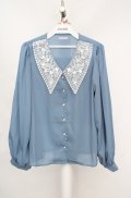 axes femme POETIQUE / フラワー刺繍襟ブラウス  ブルー O-26-03-18-064-AX-BL-IG-OS