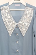 画像2: axes femme POETIQUE / フラワー刺繍襟ブラウス  ブルー O-26-03-18-064-AX-BL-IG-OS (2)