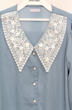 画像2: axes femme POETIQUE / フラワー刺繍襟ブラウス  ブルー O-26-03-18-064-AX-BL-IG-OS