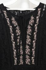画像2: axes femme / 胸元刺繍レースワンピース  クロ O-26-03-18-067-AX-OP-IG-OS (2)