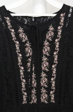 画像2: axes femme / 胸元刺繍レースワンピース  クロ O-26-03-18-067-AX-OP-IG-OS