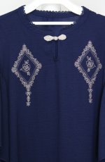 画像2: axes femme / チャイナ釦刺繍ワンピース  ネイビー O-26-03-18-069-AX-OP-IG-OS (2)