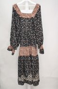 axes femme NOSTALGIE / 小花切替裾刺繍ワンピース  クロ×ブラウン O-26-03-18-074-AX-OP-IG-OS