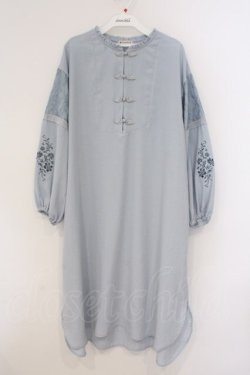 画像1: axes femme / 袖刺繍チャイナ釦シャツワンピース  サックス O-26-03-21-074-AX-OP-IG-OS