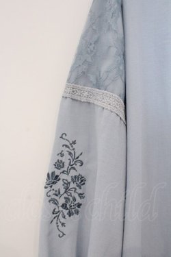 画像2: axes femme / 袖刺繍チャイナ釦シャツワンピース  サックス O-26-03-21-074-AX-OP-IG-OS