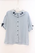 axes femme / 【美女と野獣】刺繍ブラウス  サックス O-26-03-21-075-AX-BL-IG-OS