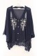 画像1: axes femme / レース×ローズ刺繍ポンチョ F ネイビー O-26-03-29-086-AX-TO-YM-OS (1)