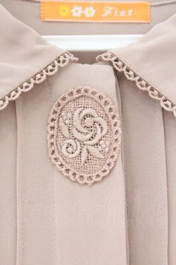 画像2: Fi.n.t / カメオレースモチーフ付きブラウス  ピンクベージュ O-26-04-02-032-CA-BL-IG-OS