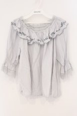 画像1: an another angelus / ローズ刺繍オフショルブラウス  グレー O-26-04-04-005-CA-BL-IG-ZH (1)