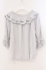 画像3: an another angelus / ローズ刺繍オフショルブラウス  グレー O-26-04-04-005-CA-BL-IG-ZH (3)