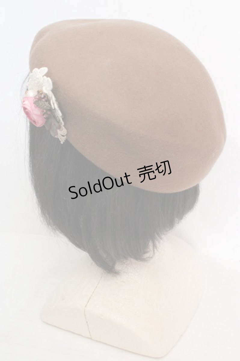 画像2: axes femme / コサージュ付きフェルトベレー帽  キャメル O-26-04-04-1021-AX-AC-IG-ZT709 (2)