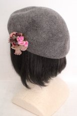 画像2: axes femme / コサージュ付きフェルトベレー帽  グレー O-26-04-04-1017-AX-AC-IG-ZTK053 (2)