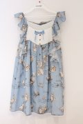 Stak Wish / アリス柄ジャンパースカート  サックス O-26-04-05-031-LO-OP-IG-OS