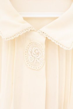 画像2: Fi.n.t / カメオレースモチーフ付きブラウス  クリーム O-26-04-06-025-CA-BL-IG-OS