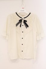 画像1: axes femme POETIQUE / 花ブローチ付プチスタンドブラウス M キナリ O-26-04-09-059-AX-BL-OW-OS (1)