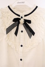 画像2: axes femme POETIQUE / 花ブローチ付プチスタンドブラウス M キナリ O-26-04-09-059-AX-BL-OW-OS (2)