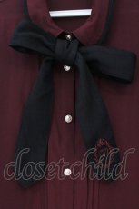 画像2: axes femme POETIQUE / 刺繍リボンタイ付ブラウス  ワイン×クロ O-26-04-13-032-AX-BL-IG-OS (2)