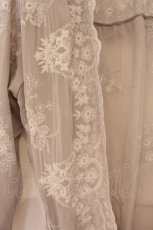 画像2: axes femme POETIQUE / タッセル紐付き刺繍ロングカーディガン  グレー O-26-04-13-049-AX-TO-IG-OS (2)