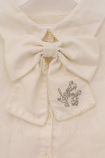 画像2: Melody BasKet / ロゴ刺繍リボンタイブラウス  アイボリー O-26-04-18-018-LO-BL-IG-OS (2)