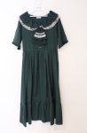 画像1: axes femme / ジャボブローチ付ワンピース F グリーン O-26-04-20-1082-AX-OP-IG-OS (1)
