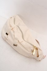 画像1: m petit by misako / AMリボンツキボディバッグ  オフシロ O-26-04-24-042-LO-BG-IG-ZT0505N (1)